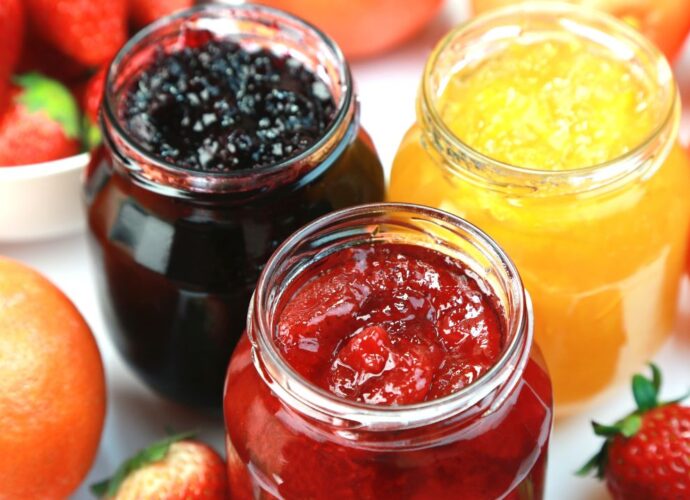 Słoiki z domowymi dżemami - wiśniowym, morelowym i jeżynowym