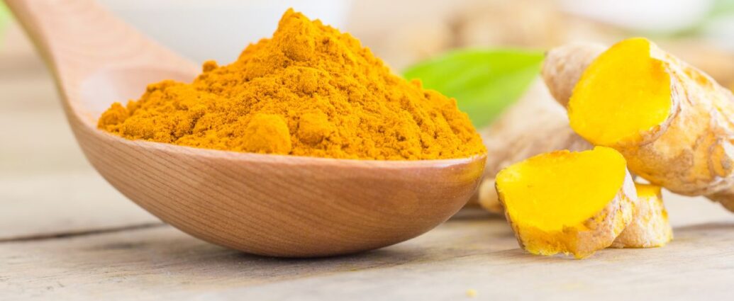 Kurkuma suszona oraz świeży korzeń kurkumy. Kurkuma to źródło kurkuminy - jednego z najsilniejszych naturalnych antyoksydantów