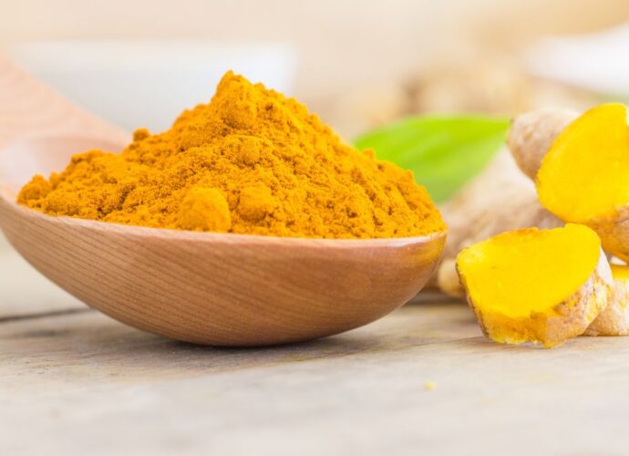 Kurkuma suszona oraz świeży korzeń kurkumy. Kurkuma to źródło kurkuminy - jednego z najsilniejszych naturalnych antyoksydantów