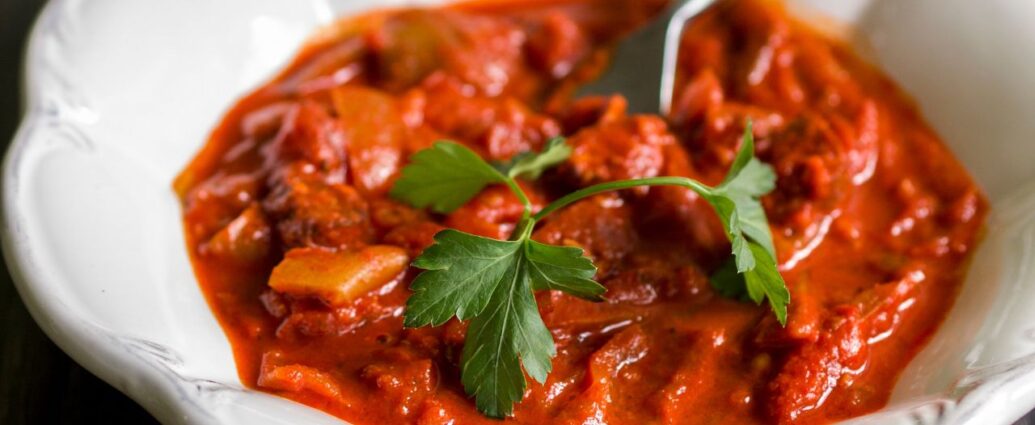 Tradycyjne węgierskie leczo, podane w białym talerzu