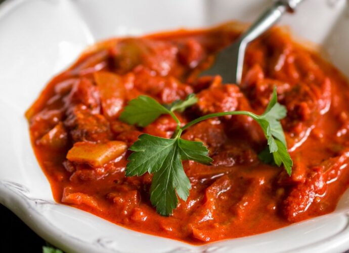 Tradycyjne węgierskie leczo, podane w białym talerzu