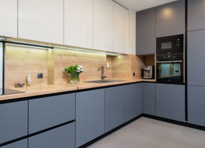 Kuchnia urządzona meblami zaprojektowanymi na wymiar w kolorze stalowo-niebieskim