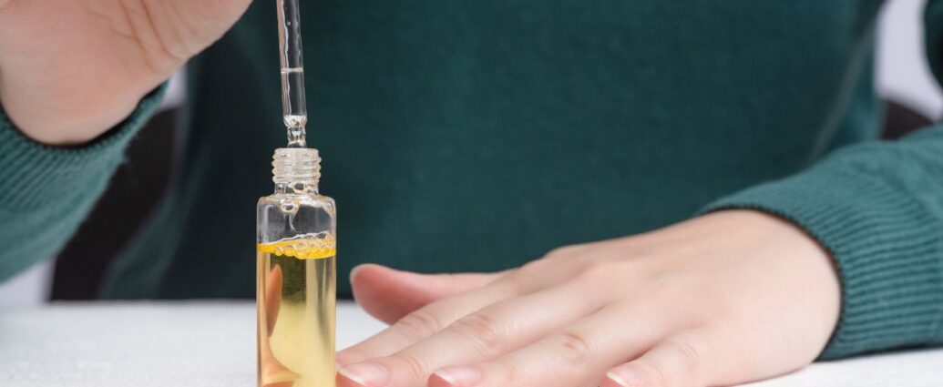 Pielęgnacja skórek przy paznokciach z użyciem oliwki