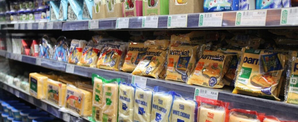 Produkty spożywcze na sklepowych półkach