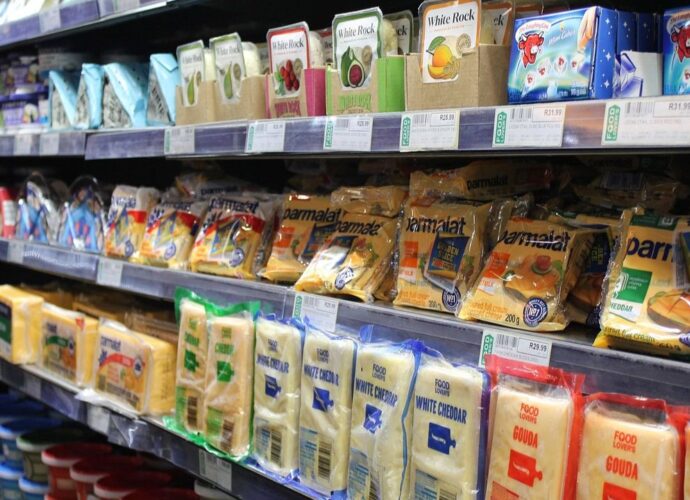 Produkty spożywcze na sklepowych półkach