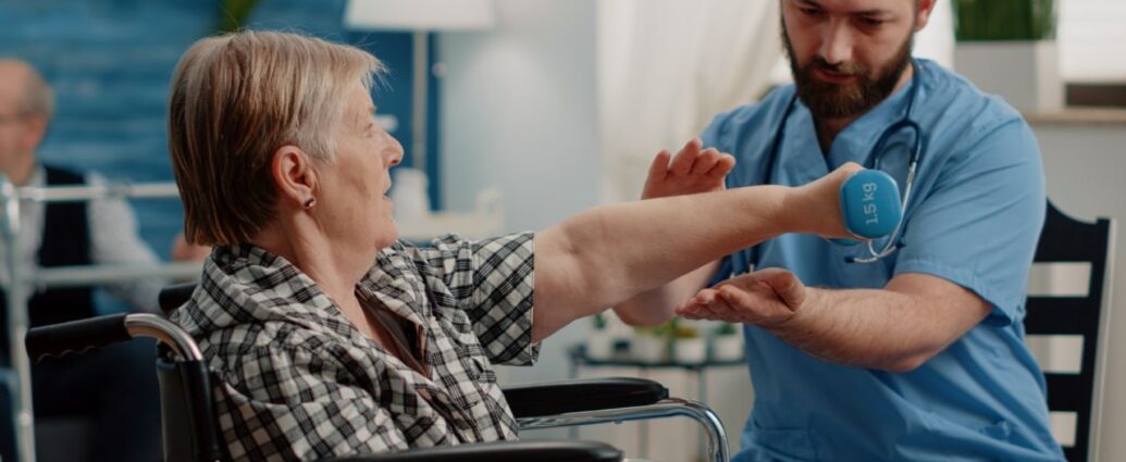 Fizjoterapeuta prowadzi zajęcia rehabilitacyjne z pacjentką po udarze