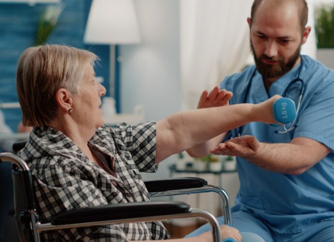 Fizjoterapeuta prowadzi zajęcia rehabilitacyjne z pacjentką po udarze