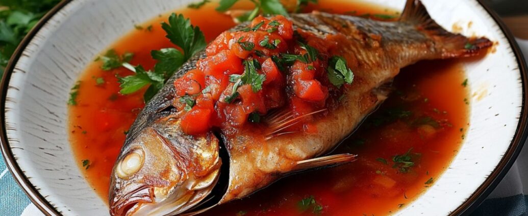 Ryba po chojnicku podana z pomidorami i świeżą natką pietruszki