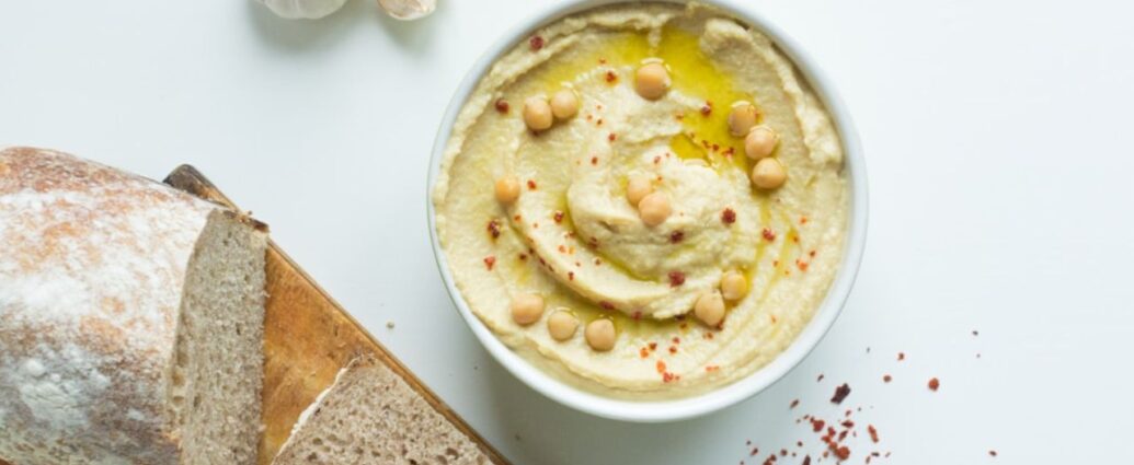 Hummus to zdrowa przekąska przygotowana z ciecierzycy