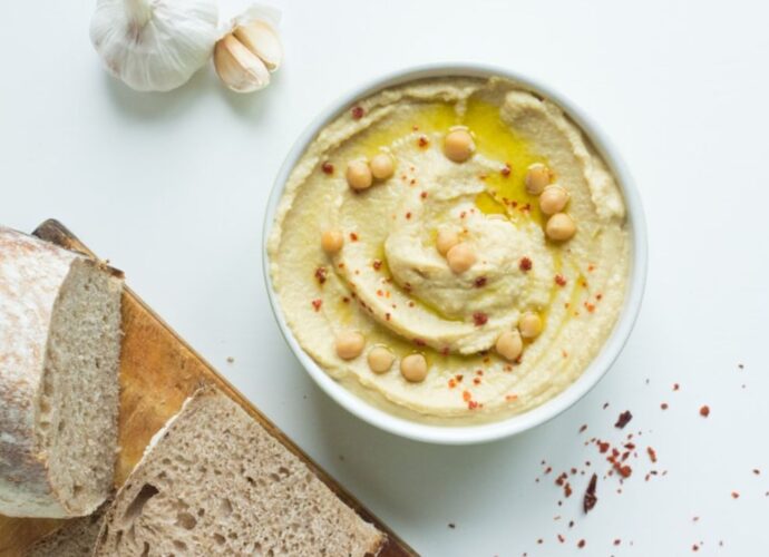 Hummus to zdrowa przekąska przygotowana z ciecierzycy