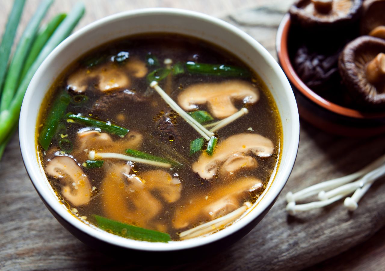 Azjatycka zupa ramen z grzybami shiitake