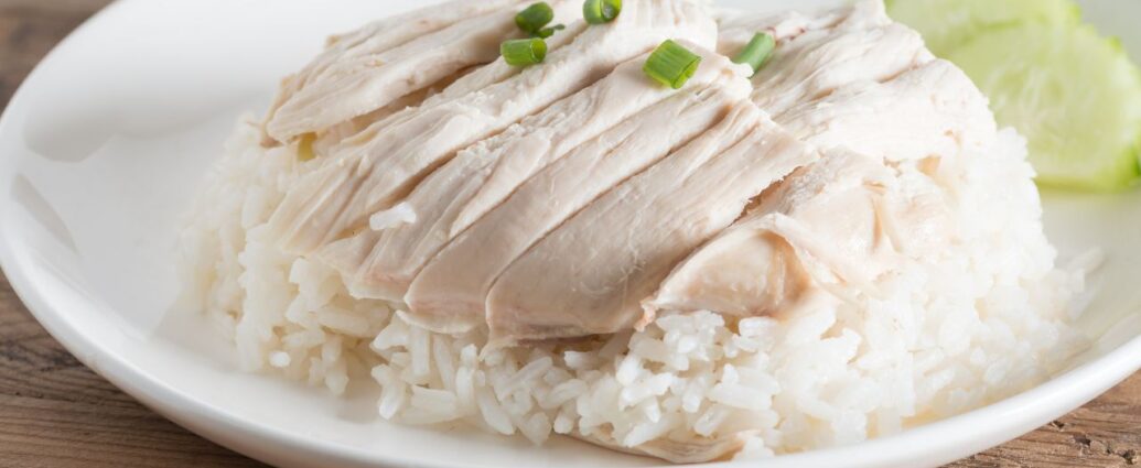 Kurczak gotowany na parze i biały ryż to składniki diety lekkostrawnej