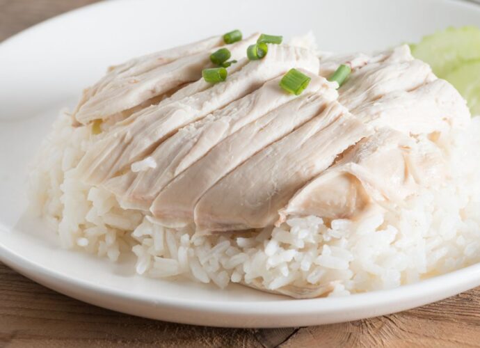 Kurczak gotowany na parze i biały ryż to składniki diety lekkostrawnej