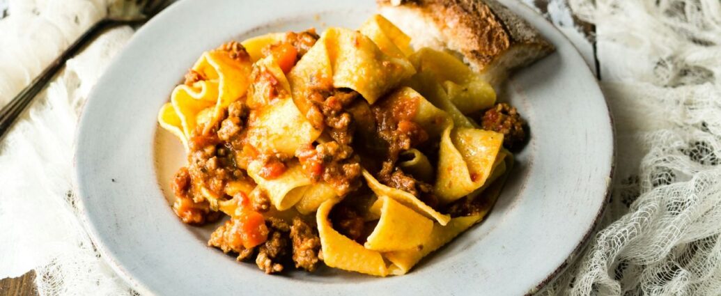 Makaron tagliatelle z sosem bolońskim