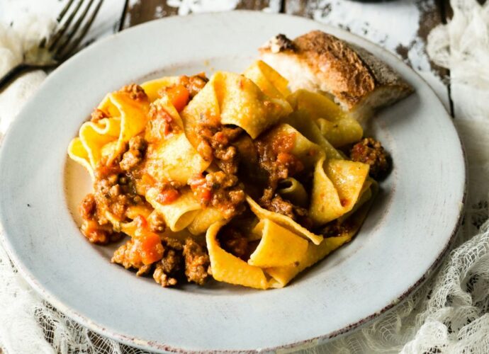 Makaron tagliatelle z sosem bolońskim