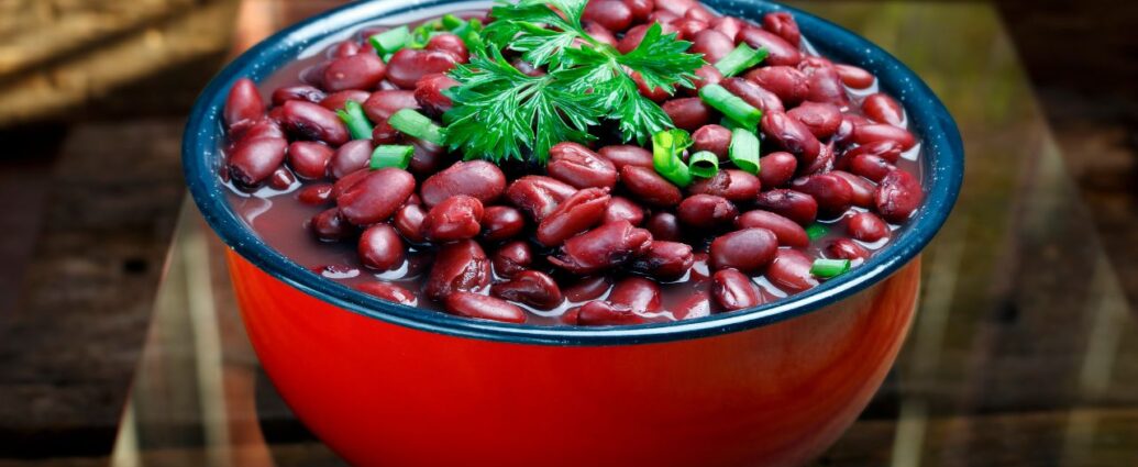 Ugotowana czerwona fasola podana w misce z dodatkiem pietruszki