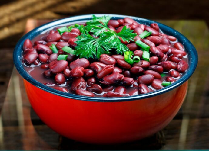 Ugotowana czerwona fasola podana w misce z dodatkiem pietruszki