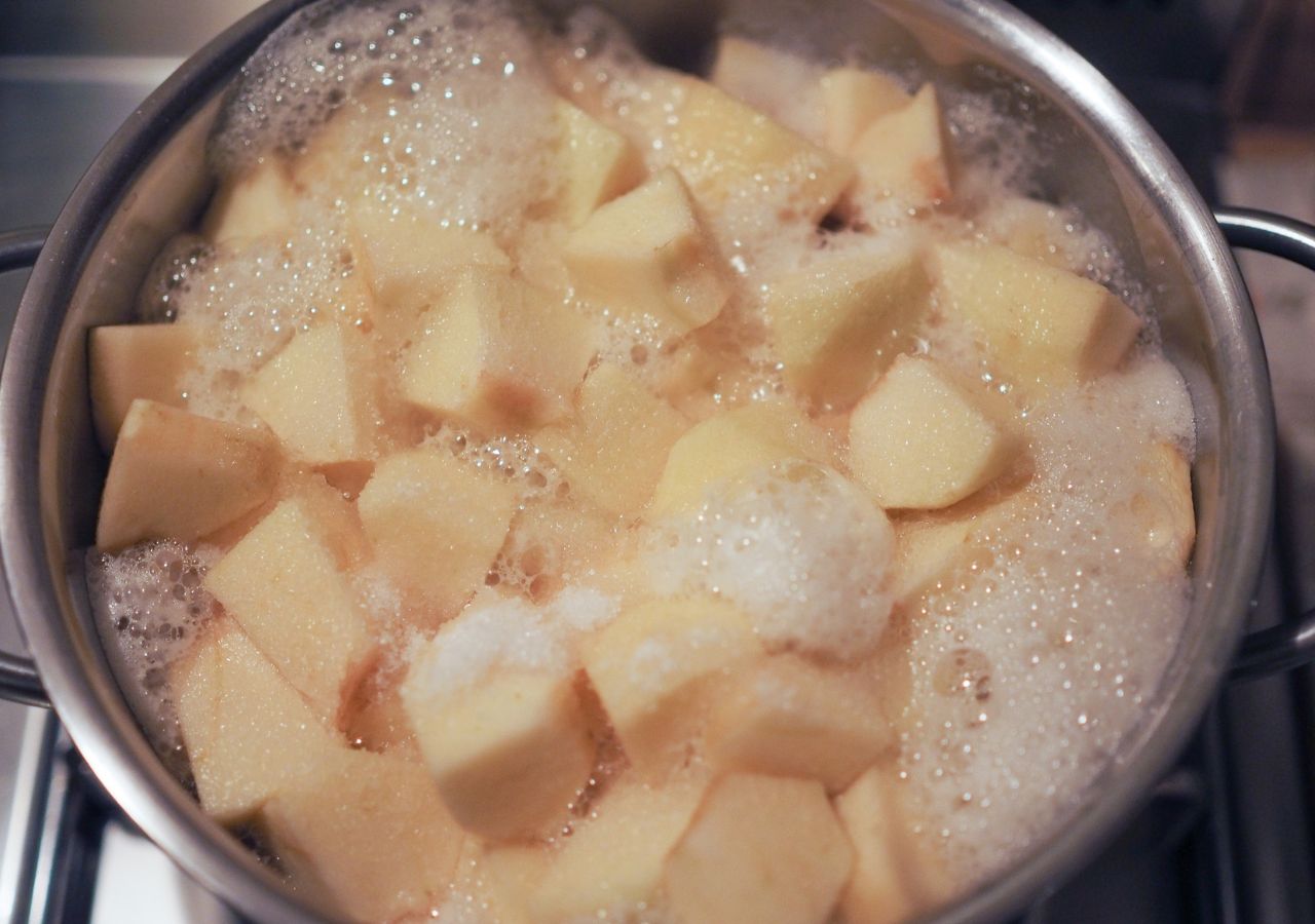 Pokrojone jabłka gotujące się w garnku