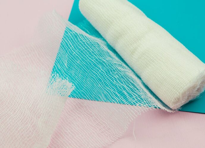 Kompresy medyczne są nieocenionym wsparciem w leczeniu różnorodnych dolegliwości, od obrzęków po urazy mięśni