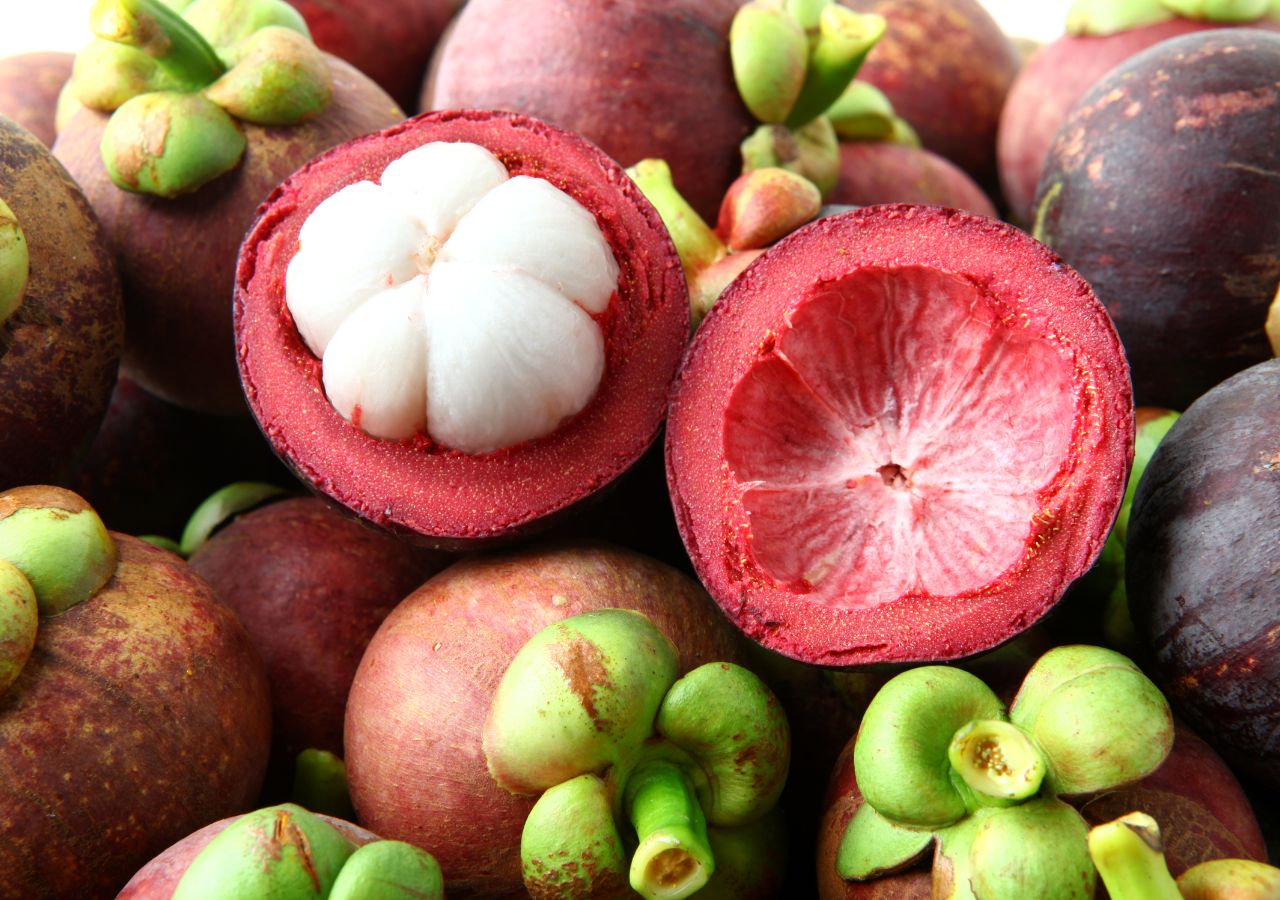 Przecięty owoc mangostanu z widocznym białym miąższem, przypominającym czosnek