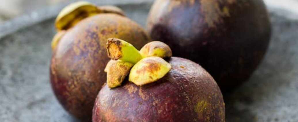 Owoce mangostanu właściwego na kamiennym talerzu