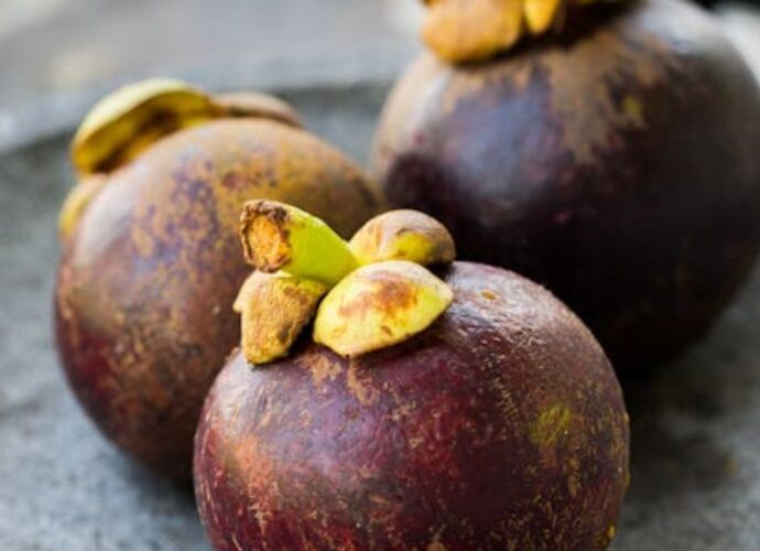 Owoce mangostanu właściwego na kamiennym talerzu