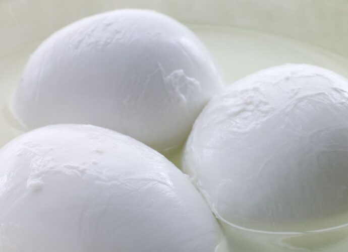 Kulki mozzarelli w zalewie