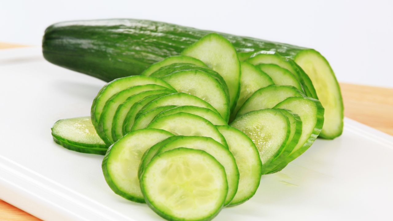 Ogórek szklarniowy pokrojony w plasterki
