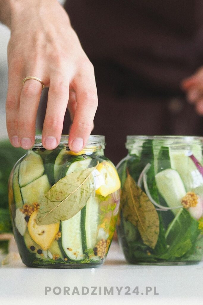 Słoiki z przetworami z ogórków
