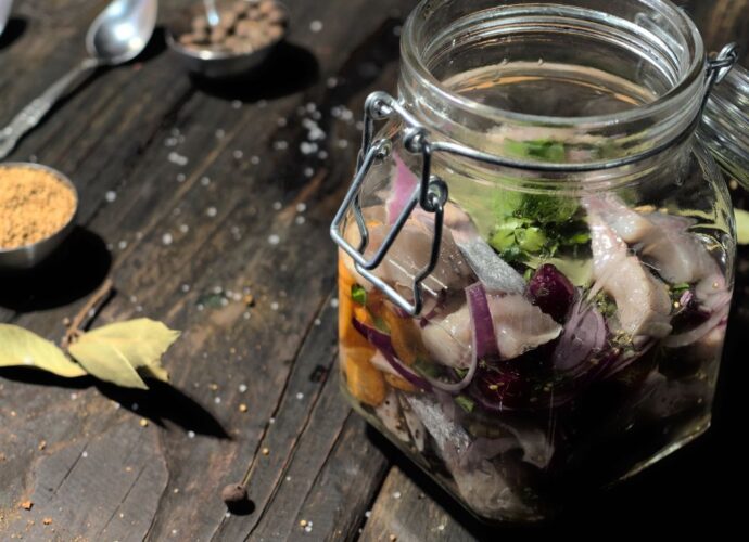 Śledzie marynowane w słoiku