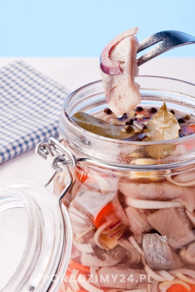 Słoik z marynowanymi śledziami