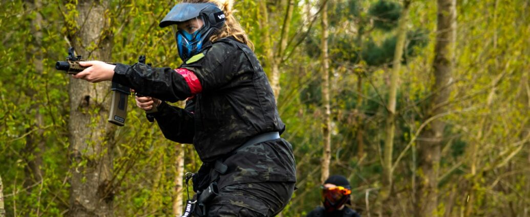 Dziewczyna uprawiająca airsoft