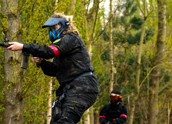 Dziewczyna uprawiająca airsoft