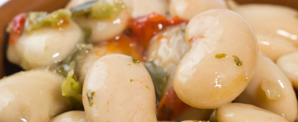 Gotowana fasola doprawiona ziołami