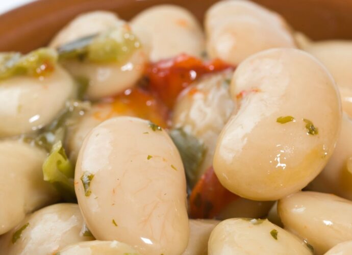 Gotowana fasola doprawiona ziołami