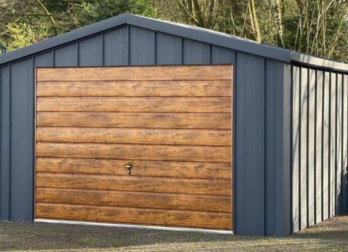 Garaże blaszane to propozycja dla osób poszukujących nowoczesnej alternatywy dla tradycyjnych garaży murowanych