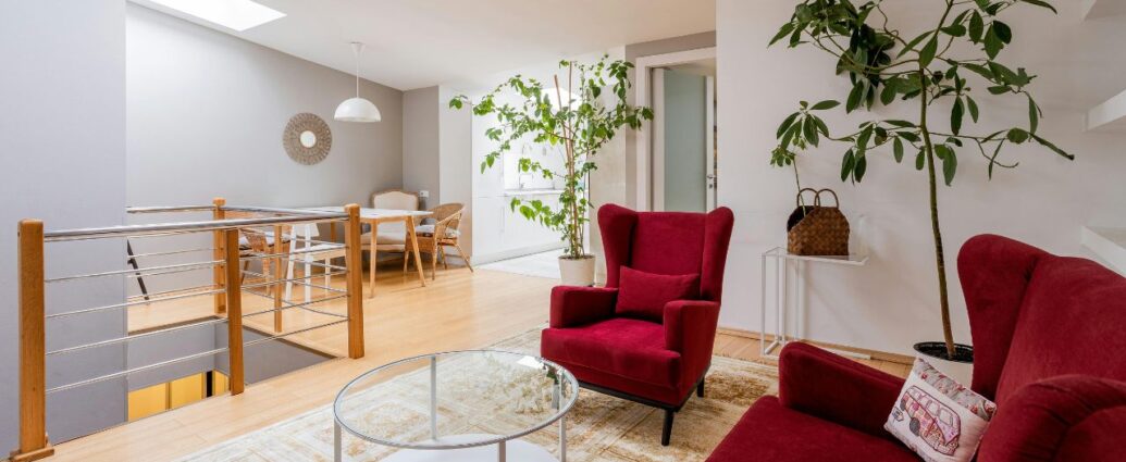 Czerwone meble tapicerowane w nowoczesnym pokoju dziennym