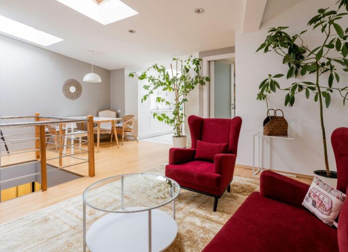 Czerwone meble tapicerowane w nowoczesnym pokoju dziennym