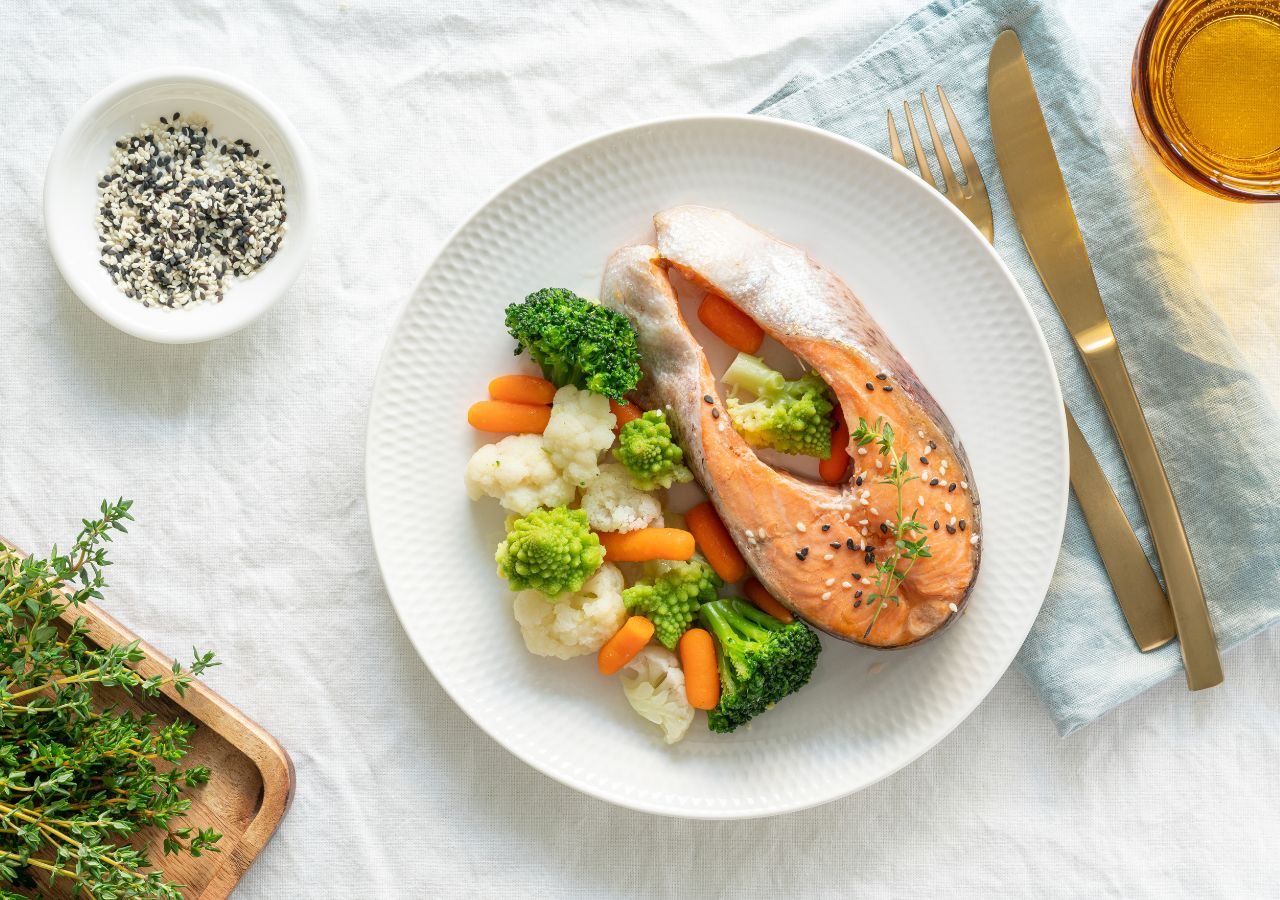 Łosoś na parze z gotowanymi warzywami to posiłek, który możemy jeść stosując dietę DASH