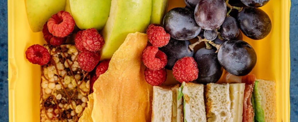 Zdrowy lunchbox do szkoły zawiera urozmaicone jedzienie