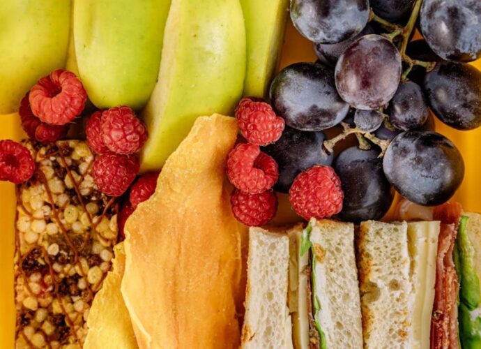 Zdrowy lunchbox do szkoły zawiera urozmaicone jedzienie