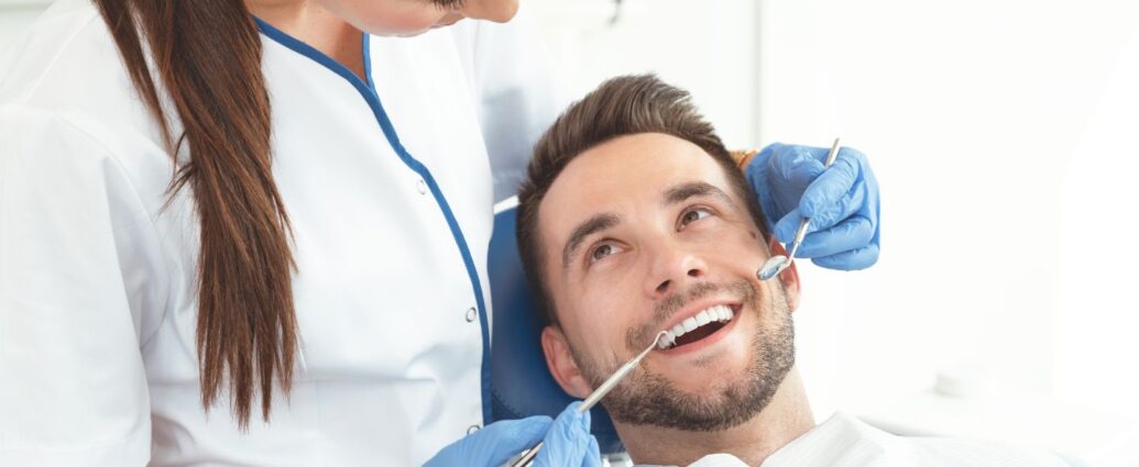 Przegląd zębów i dziąseł w gabinecie stomatologicznym