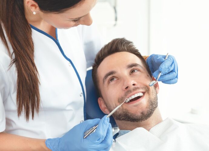 Przegląd zębów i dziąseł w gabinecie stomatologicznym