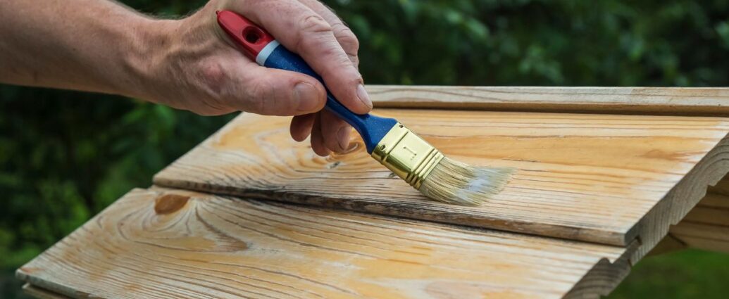 Lakierowanie drewna za pomocą pędzla