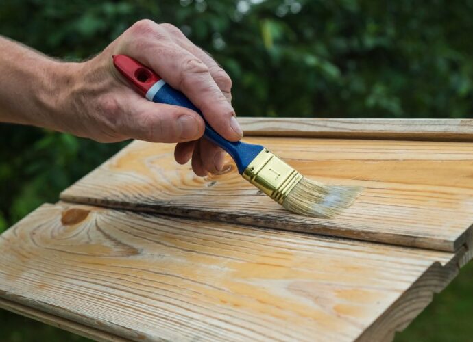 Lakierowanie drewna za pomocą pędzla