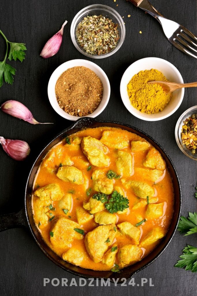 Rozgrzewające curry z kurczaka, obok czosnek i przyprawy