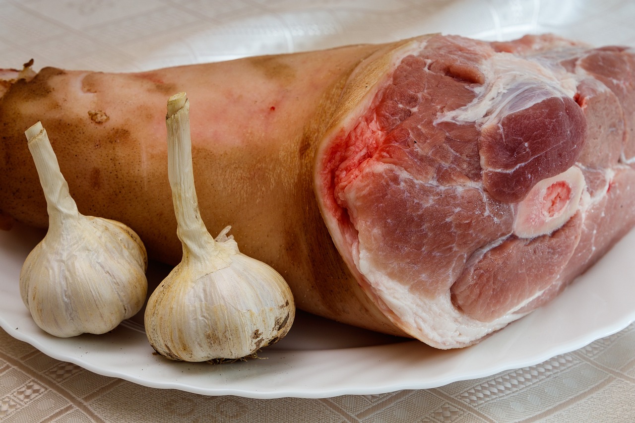 Surowe golonko, obok główki czosnku