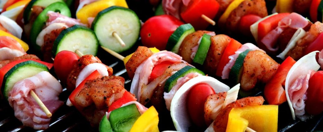 Szaszłyk z cebulą, cukinią i papryką na ruszcie grilla