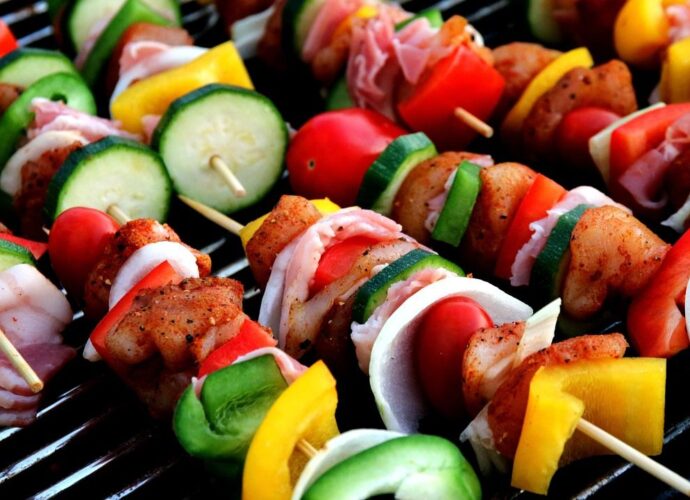 Szaszłyk z cebulą, cukinią i papryką na ruszcie grilla