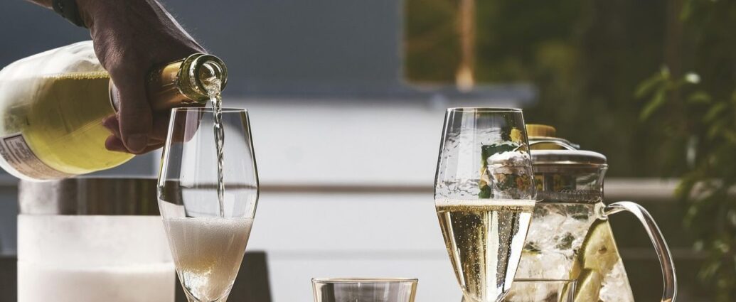 Biały wermut - w kieliszkach i nalewany z karafki